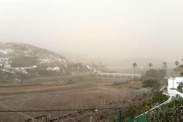 Una densa calima cubre el cielo de Telde (Foto Jesús Ruiz, TA y Antonio Rico)